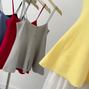 Kinwoo(พร้อมส่งที่ไทย#7686-2)เสื้อสายเดี่ยวผู้หญิง สไตล์เกาหลี น่ารักๆ ใส่สบายทรงเซ็กซี่