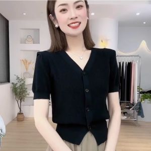 เสื้อคาร์ดิแกนถักสีดำหรูหราสำหรับผู้หญิง แขนสั้นคอวี ผ้าไหมน้ำแข็งบาง กระดุมแถวเดียว แฟชั่นฤดูร้อน 2025 เสื้อยืด