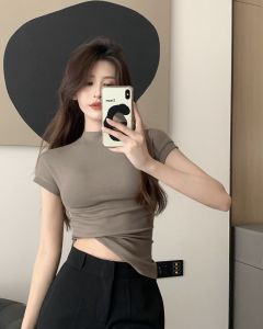 เสื้อยืดคอกลมแขนสั้นทรงสลิมฟิตสำหรับผู้หญิงในช่วงฤดูร้อนปี 2024 สไตล์เกาหลี ความยาวปกติ เสื้อชั้นใน INS เสื้อผ้าทำงาน