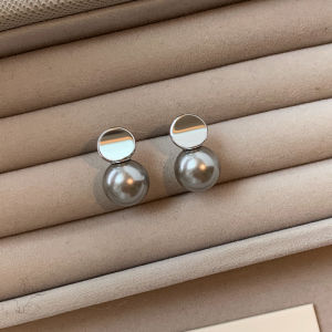 Elegant White Pearl Silver Needle French Style Womens Earrings Autumn Winter Luxury Design High-End Feeling Large Atmosphere Hoops