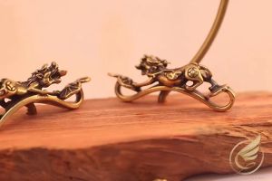 Móc Khóa Phong Thủy Tỳ Hưu Ngậm Thỏi Vàng Cưỡi Gậy Như Ý Thần Tài Bằng Đồng Thau - Đồ Đồng Thuận Tâm