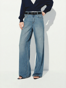 MO&Co. | Quần Jeans Cổ Điển Màu Xanh Classic Thiết Kế Bắn Sơn Vải Tencel Cotton Đai Trung Cao