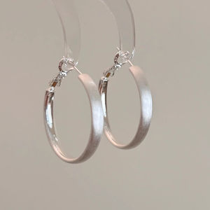 Unique Silver Matte Circle Earrings Womens Versatile Fashion Design High-End Feelings Ear Studs Elegant Trendy New Model