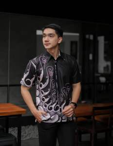 Hem Hitam Manis Kemeja Pria Lengan Pendek Batik Exclusive Elegan