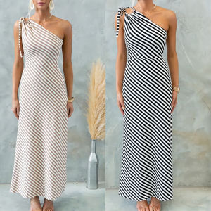 ชุดเดรสลายลูกไม้เปิดไหล่ของผู้หญิง