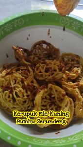 KERUPUK MIE KUNING DENGAN BUMBU SERUNDENG PEDAS MANIS ASIN / KRUPUK KRITING KHAS DAERAH CIREBON ENAK HALAL PILIHAN SEHAT KELUARGA / MAKANAN CAMILAN TRADISIONAL DAERAH KHAS INDONESIA