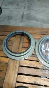 Phớt chắn dầu (oil seal) bánh trước cầu 457 loại phớt sắt. Thông số 105x154x16 (Phớt Mooc)