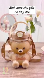 Bình Nước Gấu 1100ml Tặng kèm Sticker 2D 3D Có Dây Đeo Chéo Kèm Ống Hút Tiện Lợi An Toàn Trùm Sỉ Gia Thành