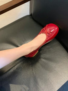 รองเท้าบัลเล่ต์สีแดงติดโบว์ปากตื้นหัวกลมหนังแท้สไตล์ฝรั่งเศสรองเท้าคุณยายส้นแบนพื้นนิ่มใส่สบายแมทช์ลุคง่ายใส่ช่วงฤดูร้อนสำหรับผู้หญิง