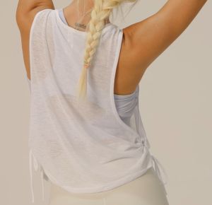 เสื้อโยคะพีชเคลื่อนไหวได้สำหรับผู้หญิงน้ำหนักเบาเส้นด้ายทอด้านบน-หยิกเสื้อลำลองให้ความรู้สึกเย็นสบายม่านนุ่มพื้นผิวเป็นธรรมชาติระบายอากาศสบายยิมสวมใส่ทุกวัน DVB เสื้อกล้ามตัวเดียว