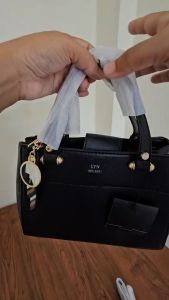 กระเป๋าถือ LYN พร้อมสายสะพายครอสบอดี้ ทรงสวยทรงคุณนาย มี 5 สี พร้อมถุงผ้า ทรงคุณนาย มี 5 สี คอลนี้สวยจ้า