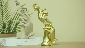Eyre  Tangan Memegang Patung Mawar Emas Cinta Tema Meja Ornamen Elegan Tangan Wanita dengan Mawar Resin Patung Seni Kreatif Kerajinan Deco