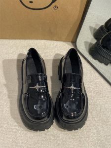 รองเท้า Loafers ทรงหนาสำหรับนักเรียน ฤดูร้อน 2025 รองเท้าส้นหนาสไตล์ย้อนยุคสไตล์อังกฤษแบบเรียบง่ายสำหรับผู้หญิง รองเท้าหนังขนาดเล็ก