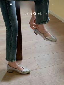 Silver Mary Jane Flat Shoes with Buckle Design Leather Interior round Toe mid Heel Fashionable for Young Women in Summer