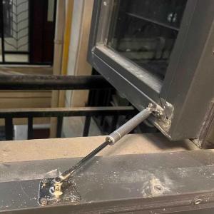 Window Limiter with Pneumatic Support