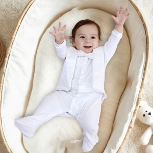 ชุดพิธีบัพติศมาสำหรับเด็กผู้ชายชุดทักซิโด้แบบสุภาพบุรุษสำหรับงานแต่งงานชุดทางการสีขาว0-9เดือนแขนยาวชุดคอกลมแต่งระบายเต็มตัวสำหรับทารกแรกเกิด