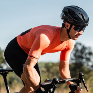 Santic เสื้อปั่นจักรยานสำหรับผู้ชาย ระดับมืออาชีพ ระบายอากาศ แห้งเร็ว สะท้อนแสง กันลื่น มีกระเป๋า WM24C02238