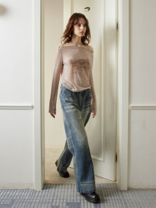 Sensory Gardens ผู้หญิง น้ำหนักเบา เสื้อฐานพิมพ์ลายดอกกุหลาบไหล่เดียวเสื้อยืดยาวบางเฉียบสวมใส่ด้านในสไตล์ปาร์ตี้ในสวน