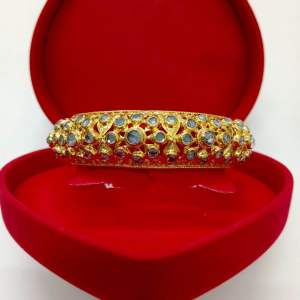 กำไลสุโขทัยเพชรซีกโบราณฉลุลายดอกไม้รอบวงแบบสวยงาม เส้นผ่าศูนย์กลางประมาณ5.5ซม.ตัวเรือนเหรียญสตางค์ชุบทองไมครอน ราคาย่อมเยา