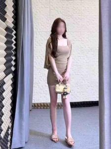 เสื้อสเวตเตอร์คอวีแขนสั้นสไตล์เกาหลีย้อนยุคหวานและเผ็ดร้อนสำหรับฤดูร้อน เสื้อคลุมเอวเข้ารูปสำหรับผู้หญิงไซส์เล็ก