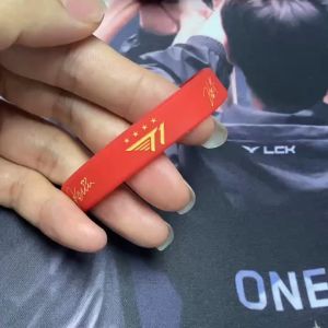 Vòng tay T1 chữ kí tuyển thủ vòng tay sao su T1