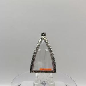 527 ตลับพระ กรอบพระสแตนเลสลายไทย พิมพ์สามเหลี่ยม หรือพิมพ์ใกล้เคียง ขนาดวงใน 3.2*4.9 ซม. ขนาดใส่สวย 2.9*4.5 ซม. หรือขนาดพระที่ใกล้เคียง