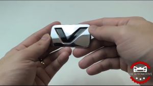 Emblem Logo Type V Original: Aksesoris Mobil Terbaik untuk Fortuner, Hilux & Alphard