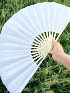 พัดกระดาษการเต้นแบบคลาสสิกพัดแบบผู้ชายสำหรับนักเรียนพัดไม้ไผ่เปิดปิดง่าย10นิ้วพัดพับผ้าผ้าไหมสีขาวพัดดังสไตล์โบราณว่างเปล่า