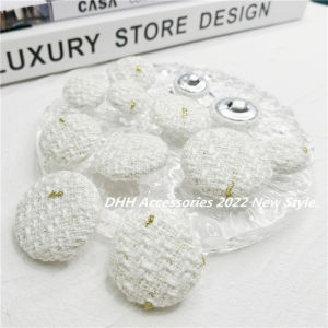 กระดุมผ้าขนสัตว์สไตล์สตรีทแฟชั่นสีขาวทองลายครอสต์ กระดุมเสื้อโค้ทผู้หญิง กระดุมเสื้อสูทแบบหนา สไตล์สตรีท วัสดุผ้าฝ้าย