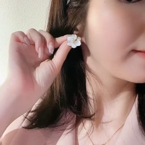 【Bestella✨COD】Anting-anting kelopak putih wanita desain ceruk anting-anting kelas atas gaya anting-anting serbaguna mori