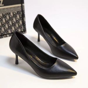 รองเท้าส้นสูงสำหรับผู้หญิง สีดำ ทรงหนังกลับ หัวแหลม สำหรับใส่ไปทำงาน รองเท้าส้นบาง พื้นยาง รองเท้าส้นกลาง ทรงหัวแหลม
