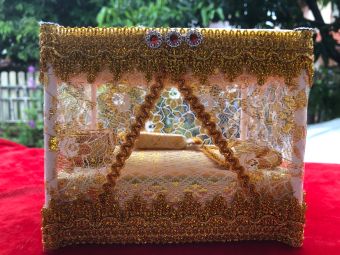 รูปจากผู้ขายบน Lazada: เตียงนอนถวายกุมาร ไอ้ไข่วัดเจดีย์ สีงาช้าง ขนาด 13x11x12 cm. ตั้งราคา ฿139 ขายแล้ว 160 ชิ้น