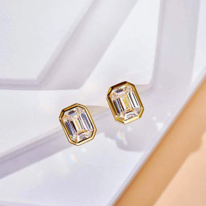 Huitan Versatile Trendy Ear Stud Lady Daily Wearable Earrings Accessories with Dazzling Zirconia Fashion Engagement Jewelry Gift