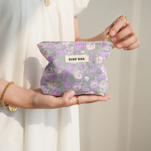 กระเป๋าใส่เครื่องสำอางขนาดใหญ่แบบพกพา กระเป๋าเก็บของสำหรับการเดินทาง ลายดอกไม้สีม่วงเล็ก ความรู้สึกระดับไฮเอนด์ ผลิตจากผ้า