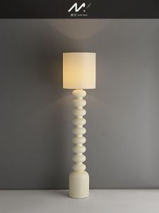 โคมไฟตั้งแบบมินิมอลอิตาเลียนดีไซเนอร์ อุปกรณ์ตกแต่งบ้านสไตล์โมเดิร์นสำหรับห้องนอนและห้องนั่งเล่น โคมไฟตั้งแบบมีแหล่งกำเนิดแสง LED