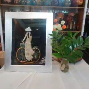 Tranh sơn mài cô gái áo dài cẩn trứng chìm cao cấp Thanh Bình Lê