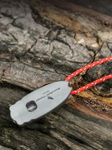 พู่เสียงสูงแบบพกพาพร้อมสายรัดสำหรับการดำรงชีพในธรรมชาติ ไททาเนียมบริสุทธิ์ เรือใบส่งเสียงสูง วัสดุอะลูมิเนียมอัลลอยด์