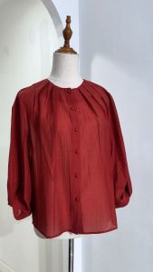 Áo tơ xếp ly cổ HeraDG thiết kế cổ tròn dáng suông tay xếp ly tạo xoắn cách điệu SAKBE3005