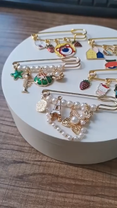 Ghim Cài Áo Quần Hoạt Hình Cute Cố Định Vòng Eo Phong Cách Hàn Quốc – Ghim Charm Cài Áo Balo Mới Nhất 2026