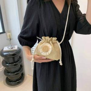 Tas Wanita Rajut Tas Selempang Bucket Serut  Bahan Anyaman Motif Bunga Matahari