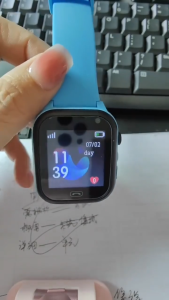 นาฬิกาเด็ก4G สมาร์ทวอท์ชบอกตำแหน่ง SOS GPS การสนทนาทางวิดีโอใส่ซิมการ์ดสำหรับกล้องนาฬิกาข้อมืออัจฉริยะสำหรับเด็กนาฬิกากันน้ำสำหรับเด็กหญิงเด็กชาย