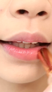 ESQA Glow Pop Serum Lip Balm tinted lip balm melting di bibir menjaga kelembapan melindungi bibir