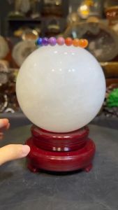 clear white quartz ball with base can turn 💯天然白水晶球 3.2kg 🆓附送底座   白水晶球，被誉为“摩尼宝珠”，是所有光色的综合体👍 代表着平衡、圆满，使人心灵宁静，和谐纯洁，可净化和修补四周及人体自身负性能量，带来好运🍀  球径Diameter: 13cm  净重Raw weight: 3.2kg 含底座高total tall: 18cm   总重total weight: 3.5kg