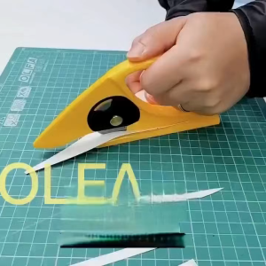 Rolling Material Cutting - A Solid Large Handle Rotating Utility suitable for Cutting Carpet Felt Paper