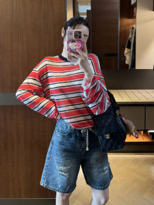 YUEZHONGWEI | Áo len dệt kim tay dài màu đỏ mùa hè mỏng rộng rãi chống nắng Áo sơ mi cổ tròn in sọc màu tương phản cho nữ