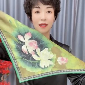 Khăn Choàng Bằng Vải Satin Họa Tiết Hoa Mùa Xuân Có Khóa Từ Hình Tam Giác Vòng Cổ Đa Năng Có Hạt Ngọc Trai Phụ Kiện Thời Trang Cho Nữ