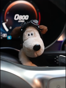 【NANA.1】ตุ๊กตาสุนัข ขนนิ่ม การ์ตูนตุ๊กตาตกแต่งรถ สําหรับตกแต่งที่ปัดน้ําฝนรถยนต์ ของตกแต่งรถยนต์ แต่งภายในรถยนต์