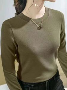 เสื้อยืดคอกลมแขนยาวทรงสลิมฟิตสำหรับผู้หญิงในฤดูใบไม้ร่วงและฤดูหนาว เสื้อเชิ้ตแฟชั่นสไตล์เกาหลีแบบลำลอง เสื้อผ้าทำงาน