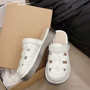 QXshop เข้าใหม่ รองเท้าแตะยางแฟชั่น ดีไซน์หัวปิดเปิดส้นทรงเรียบๆดูดีเรียบร้อย โทนสีใส่ง่ายแมทช์ชุดทางการหรือใส่เที่ยวก็ดี มี 4 สีให้เลือกกันสั่ง