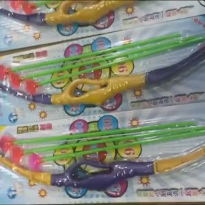 Kids Archery Bow And Arrow Toy Set Archer Toys Outdoor Shooting Toy With 3 Suction Cup Arrows Set 3-7 yrs old